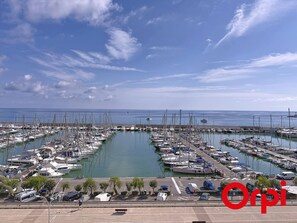 A marina with numerous boats docked, a clear sky, and a calm sea. - Studio with AC and sea view - 2 guests (Menton)
