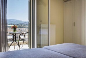 3 habitaciones, tabla de planchar con plancha, wifi y ropa de cama 
