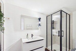 Shower, hair dryer - -AVA- Charming T2 in Dourveil (Trégunc)