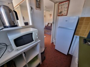 A compact kitchen with a microwave, kettle, and refrigerator. - Studio with terrace - 2 guests (Collioure)