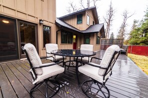 Outdoor dining - Nana's House at the Lake (Joseph)