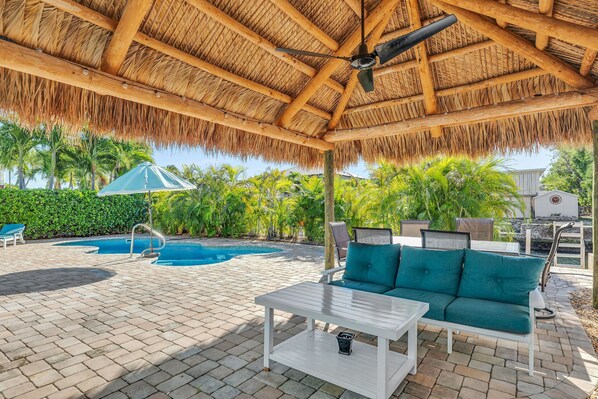 Outdoor dining - Enjoy the Florida Keys like a local with this Private Waterfront Home with Pool (Marathon)