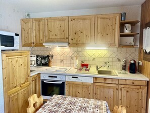Mikrovågsugn, ugn, diskmaskin och kaffe- och tebryggare