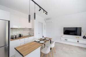 Fridge, oven, coffee/tea maker, cookware/dishes/utensils - Naxos Cube Villa / Panoramic View Maisonette (Plaka)