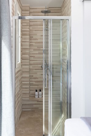 Shower, hair dryer, towels - Naxos Cube Villa / Panoramic View Maisonette (Plaka)