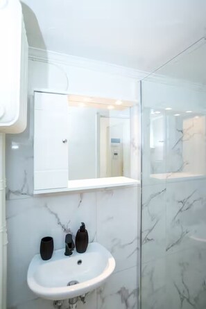 Een douche, handdoeken