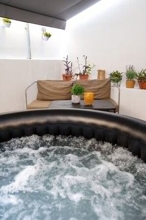 Indoor spa tub - Athens Central Jacuzzi Retreat (Athens)