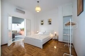 1 bedroom, desk, free WiFi, bed sheets - Athens Central Jacuzzi Retreat (Athens)