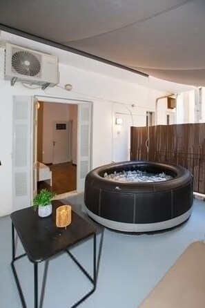 Interior - Athens Central Jacuzzi Retreat (Athens)