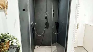 Shower, hair dryer, towels, shampoo