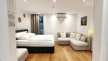 Tabla de planchar con plancha, wifi y ropa de cama