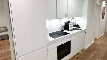 Refrigerador, microondas, horno, placa de cocina