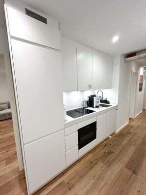 Refrigerador, microondas, horno y parrilla de estufa 