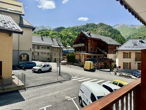 Une ville dont le bâtiment principal affiche une enseigne sur laquelle on peut lire « TELECAMPANIA ».