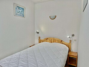 A single bed with a wooden headboard and two bedside lamps. - Duplex apartment in Valloire - 6 guests (Valloire)