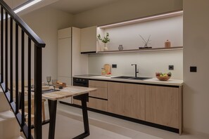 Réfrigérateur, four, plaque de cuisson, cafetière/bouilloire