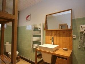 A bathroom with a wooden vanity, a mirror, a toilet, and a towel rack. - Central apartment, pets welcome - 4 guests (Valloire)