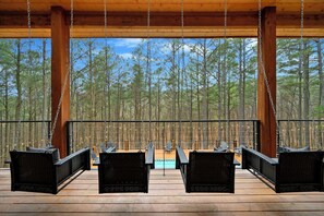 Terrace/patio - Cozy 4-bedroom cabin in soothing Broken Bow with AC (Broken Bow)