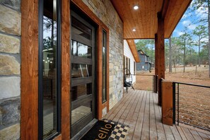 Exterior detail - Cozy 4-bedroom cabin in soothing Broken Bow with AC (Broken Bow)