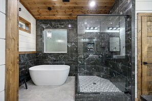 Hair dryer, towels, soap, toilet paper - Cozy 4-bedroom cabin in soothing Broken Bow with AC (Broken Bow)