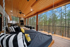 Terrace/patio - Cozy 4-bedroom cabin in soothing Broken Bow with AC (Broken Bow)