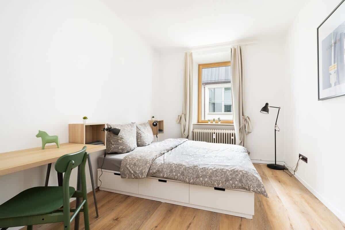 4 slaapkamers, een bureau, een strijkplank/strijkijzer, wifi