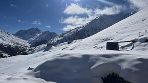 A snow-covered mountain landscape with a clear sky and a bright sun. - Spacious apartment with balcony - 7 guests (Valloire)