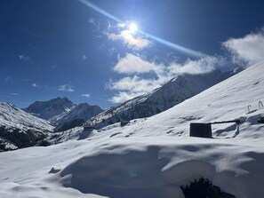 A snow-covered mountain landscape with a clear sky and a bright sun. - Spacious apartment with balcony - 7 guests (Valloire)