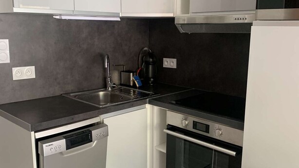 A compact kitchen with a dishwasher, a stove, and a sink. - Cozy studio cabin - 4 guests (Valloire)
