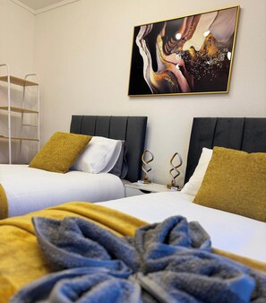 2 bedrooms, iron/ironing board, WiFi, bed sheets - Spacious 2BR Ground Floor Apartment | Free Parking | Sleeps 4 | Dundee (Dundee)