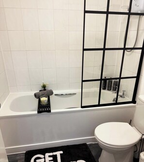 Hair dryer, towels, soap, toilet paper - Spacious 2BR Ground Floor Apartment | Free Parking | Sleeps 4 | Dundee (Dundee)