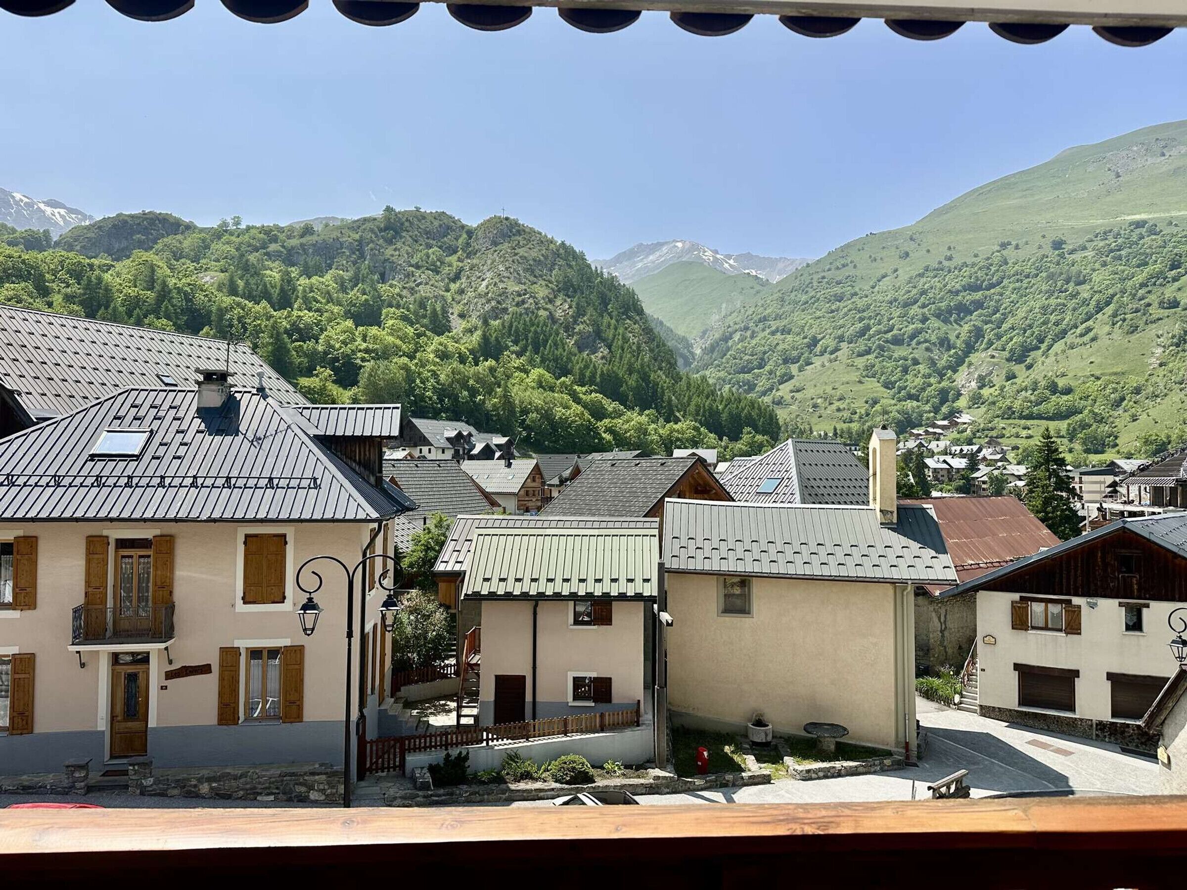 Ein Dorf mit traditioneller Architektur, darunter Häuser mit geneigten Dächern und Holzläden.