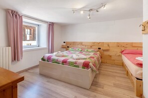 3 bedrooms, WiFi, bed sheets - Apartment 'Unit 1' with Mountain View, Shared Terrace and Wi-Fi (Livigno)