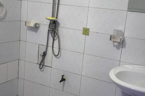 Ducha, toallas, jabón y papel higiénico