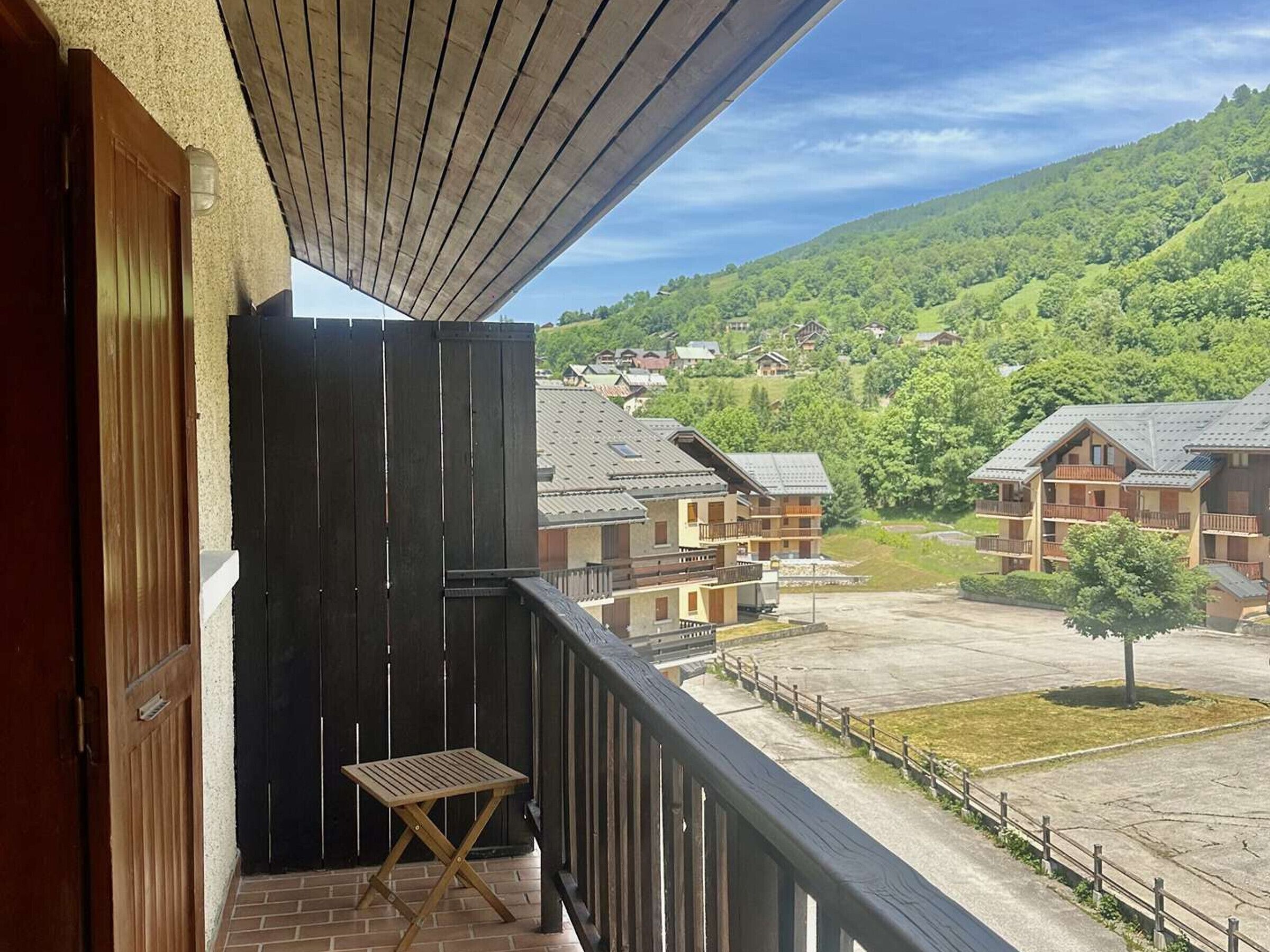 Un balcón con vistas a un pueblo y una montaña.