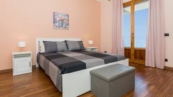 3 habitaciones, tabla de planchar con plancha, wifi y ropa de cama