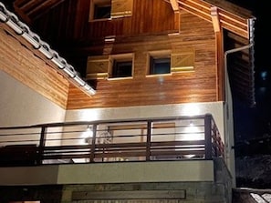 A wooden cabin with a balcony and a small window. - Cozy chalet in Valloire, 12 guests (Valloire)