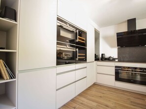 Kühlschrank, Mikrowelle, Ofen, Geschirrspüler
