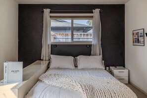 3 bedrooms, desk, WiFi, bed sheets