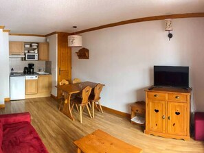 A compact living space with a kitchen, dining area, and a TV stand. - Cozy apartment - 4 guests (Valloire)