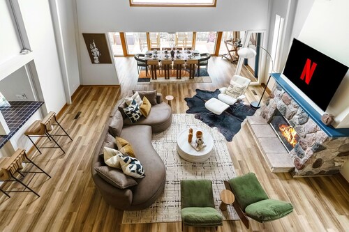 Cedarcrest Hideaway-Hot Tub~Theater~Game Room~Firepit