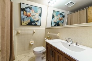 Shower, jetted bath, hair dryer, towels