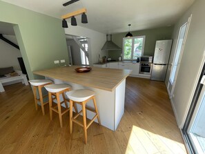 Fridge, microwave, oven, stovetop - Villa in the pines near the beach, parking and pets allowed (La Tranche-sur-Mer)