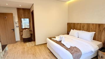 Kamar Double Deluks, balkon, pemandangan kota | Minibar, meja kerja, Wi-Fi, dan seprai linen