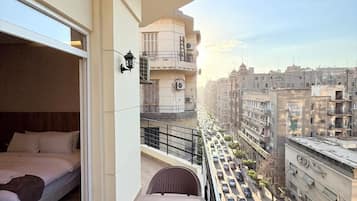 Deluxe tweepersoonskamer, balkon, uitzicht op de stad | Terras