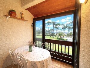 Dining - Apartment, pets allowed - Pool and lake view (Soustons)