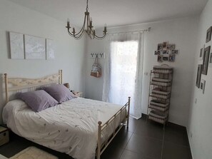 2 bedrooms, free WiFi - Superb apartment 100m from the beach with pool and sea view, T3, terrace, private parking (Le Barcarès)