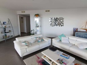 TV - Superb apartment 100m from the beach with pool and sea view, T3, terrace, private parking (Le Barcarès)