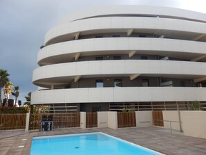 Pool - Superb apartment 100m from the beach with pool and sea view, T3, terrace, private parking (Le Barcarès)