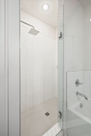Shower, hair dryer, towels, soap - AMAZING Edgehill Townhome! (Nashville)